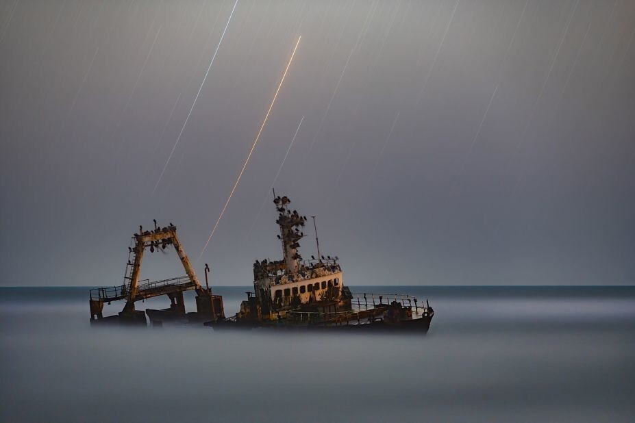 14. Звёзды над обломками корабля "Зейла", который сел на мель 25 августа 2008 года у берегов Намибии. Эта опасная часть побережья Намибии получила название "Побережье скелетов". Фотограф Vikas Chander