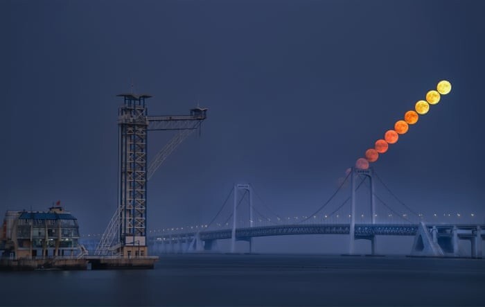 7. Восход луны над мостом через залив Синхай в Даляне, Китай. Фотограф - Haohan Sun