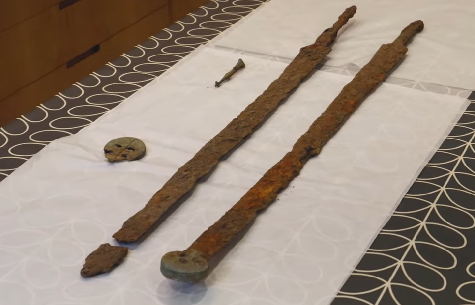 В Англии нашли 2 римских кавалерийских меча, которым более 1800 лет