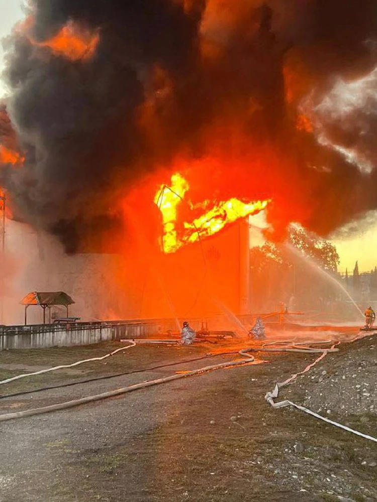 "Аж наш дом дрогнул!": неподалёку от аэропорта в Сочи взорвался и загорелся резервуар с топливом