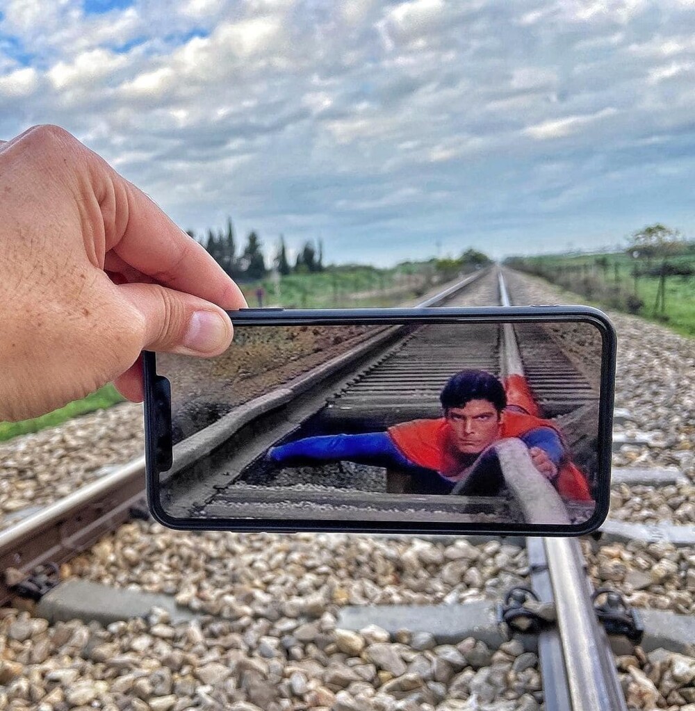 Фотограф сочетает реальность с изображениями на своём смартфоне