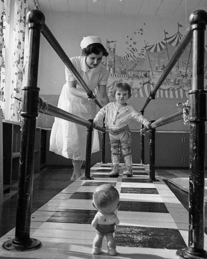 12. Ребенок учится ходить в полиомиелитной больнице. 1953
