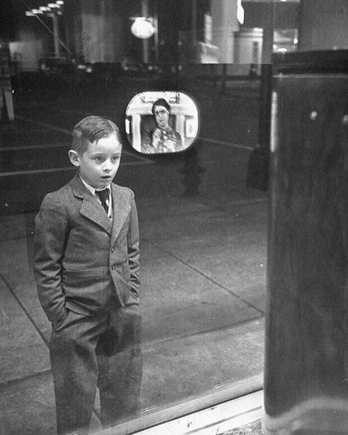 21. Ребенок впервые смотрит телевизор в витрине магазина. 1948