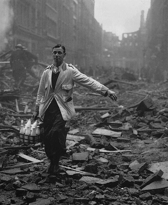 18. Молочник продолжает работать во время бомбардировки Лондона. 1940