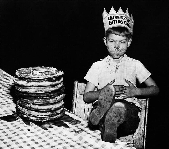 24. Шестилетний ребенок победил в конкурсе по поеданию клюквенного пирога, съев 25-сантиметровый пирог за 15 секунд. 1948