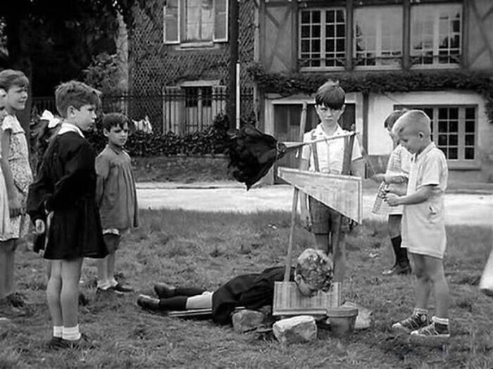 27. Во Франции дети играют с игрушечной гильотиной. 1959