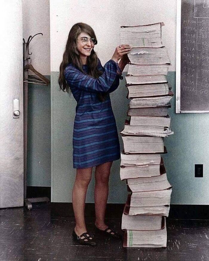 3. Маргарет Гамильтон, ведущий инженер-программист проекта "Аполлон", стоит рядом с кодом, который она написала вручную. 1969
