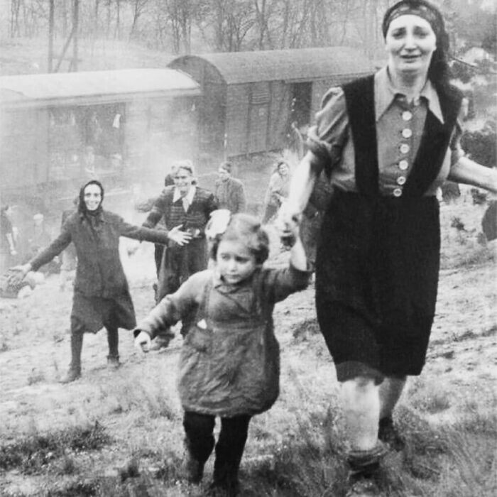 17. Еврейские заключённые после освобождения из "Поезда Смерти", 1945 год