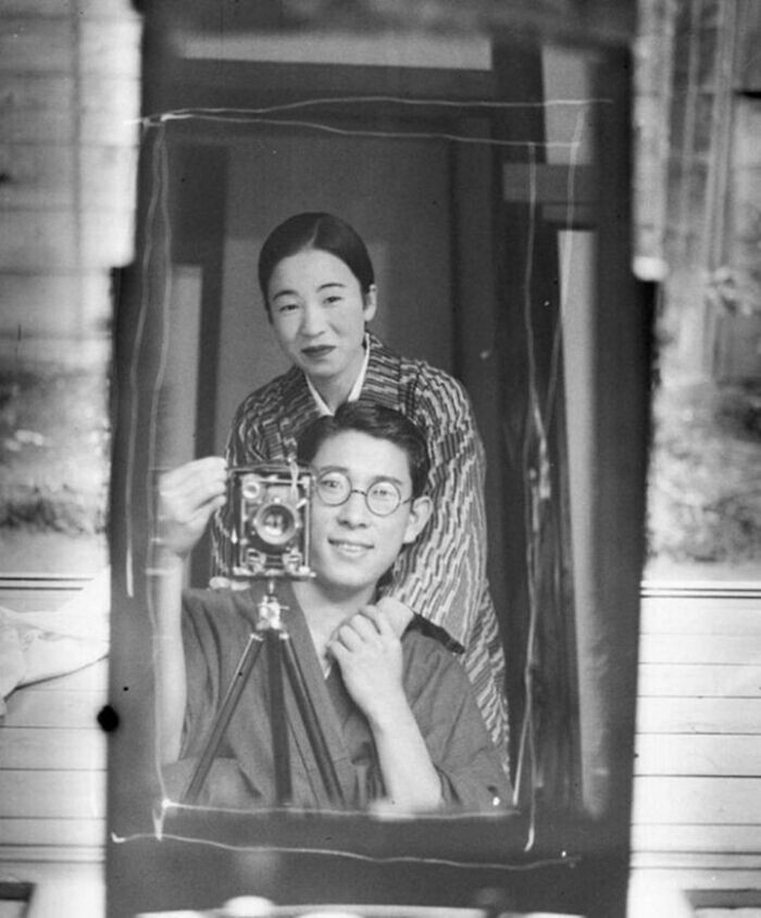 23. "Селфи" японской пары в зеркале, 1920-е годы