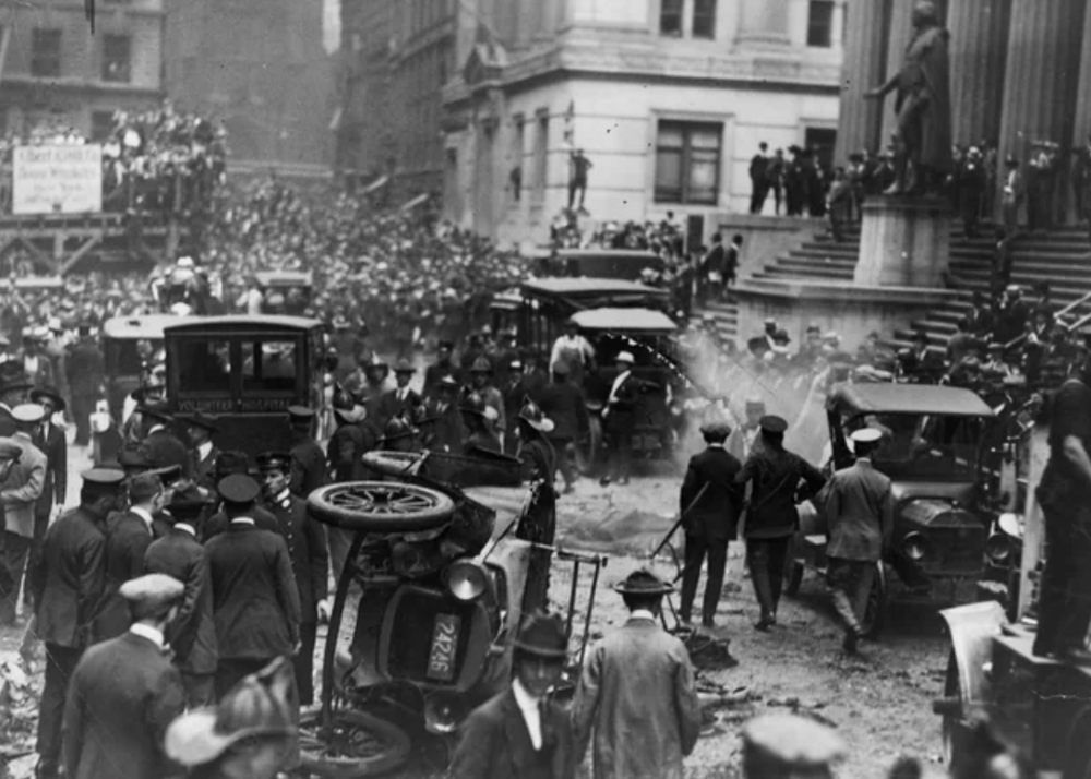16. Последствия взрыва на Уолл-стрит, США, 16 сентября 1920 года. У входа в здание взорвалась бомба, убившая 40 и ранившая около 400 человек