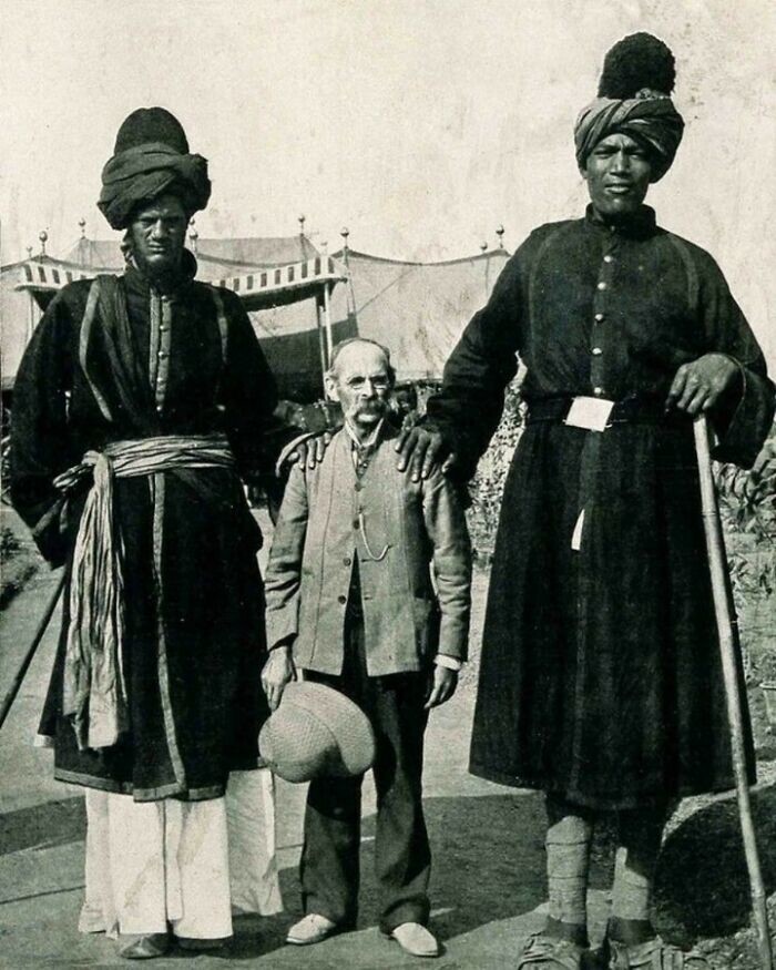 22. Два кашмирских гиганта с фотографом Джеймсом Рикалтоном, 1903 год
