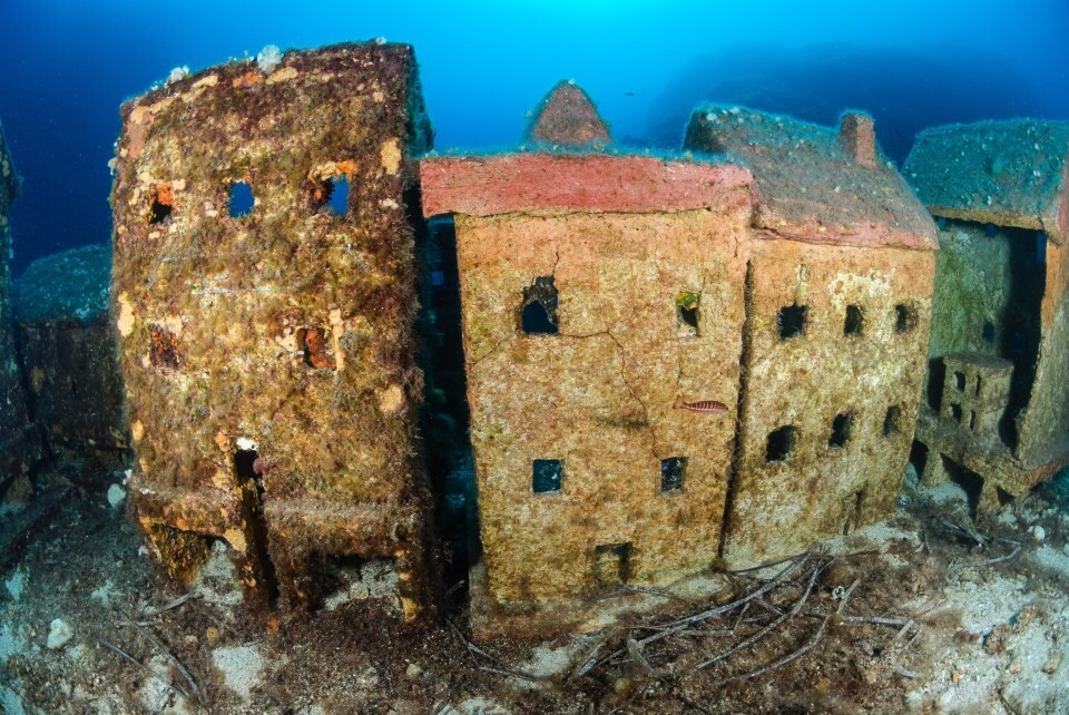Заброшенный подводный "город" на глубине 30 метров