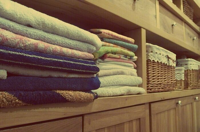 17. «Полотенца. У нас есть полотенца для душа, полотенца для сушки волос, полотенца для ванной комнаты, кухонные полотенца для рук и некоторые полотенца для вытирания рта, а также различные полотенца для уборки»