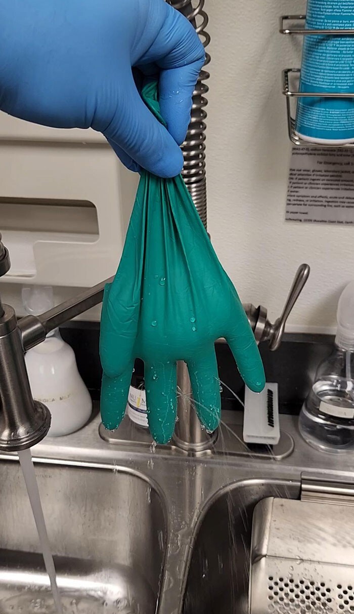 16. «В этой перчатке, которую я надел на работе перед операцией, на пальцах были десятки дырок от уколов. Вся коробка была такой»