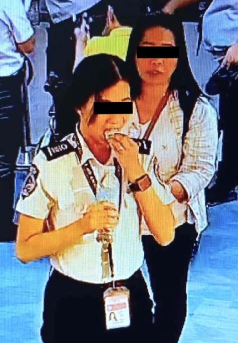 Сотрудница аэропорта Манилы украла у пассажира деньги и съела их