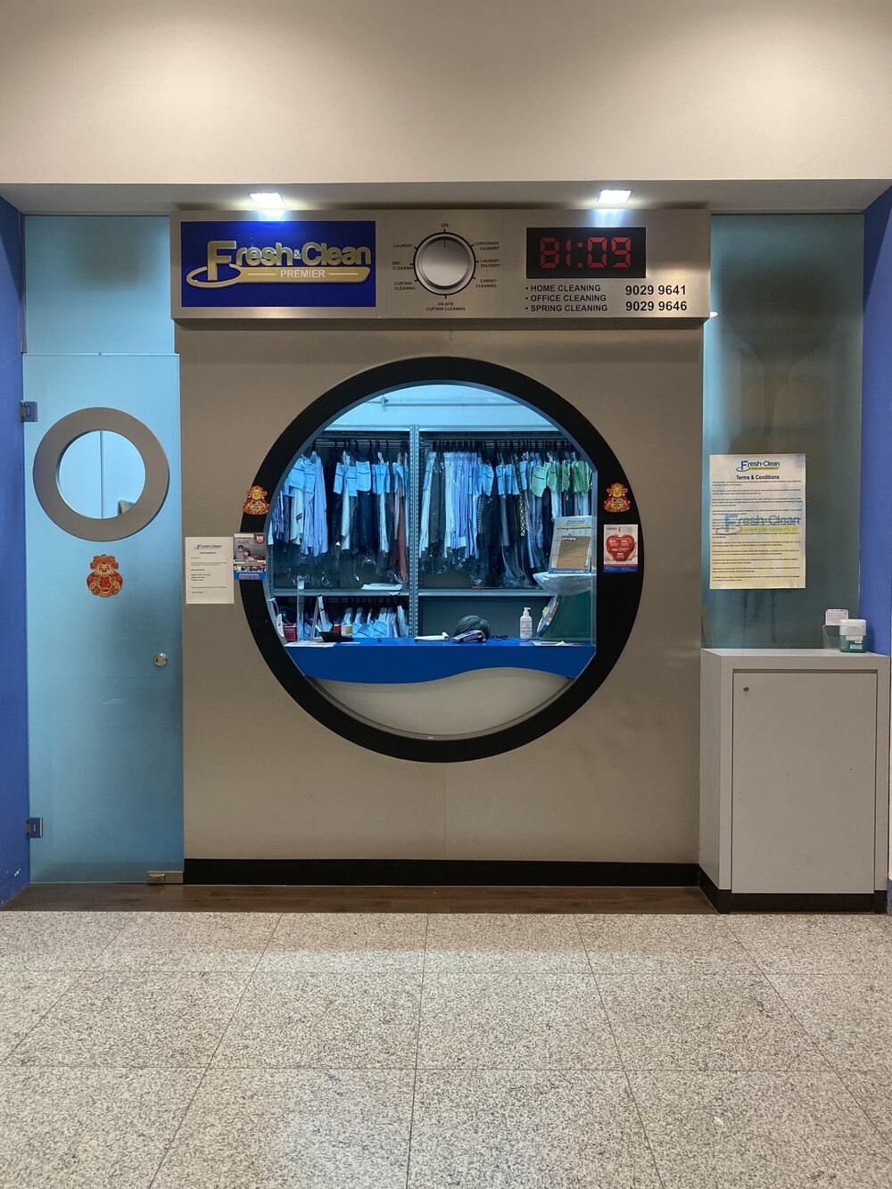 8. Киоск химчистки в Сингапуре, который выглядит как гигантская стиральная машина