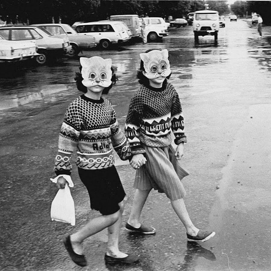 Девочки в масках переходят дорогу. Тюмень, 1990-е годы.