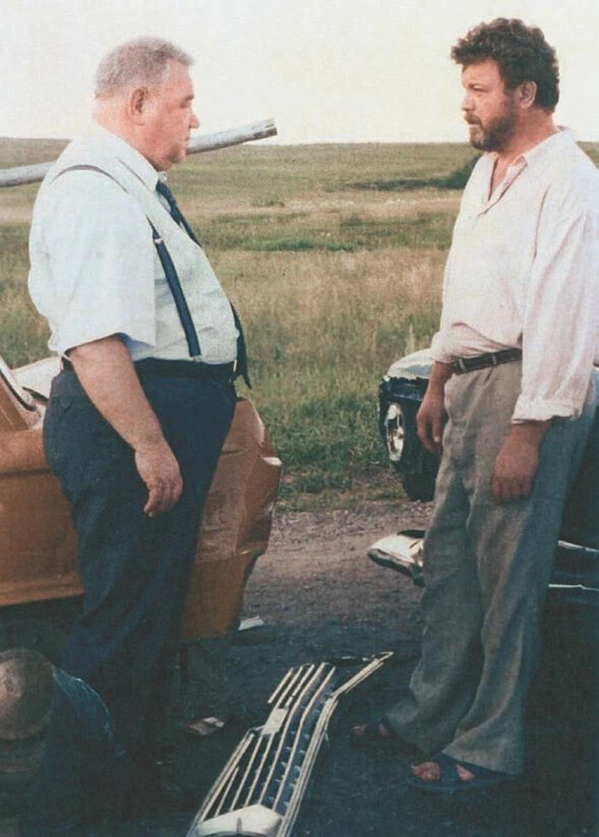 Михаил Евдокимов и космонавт Георгий Гречко на съёмках фильма «Не послать ли нам… гонца?», 1998 год.