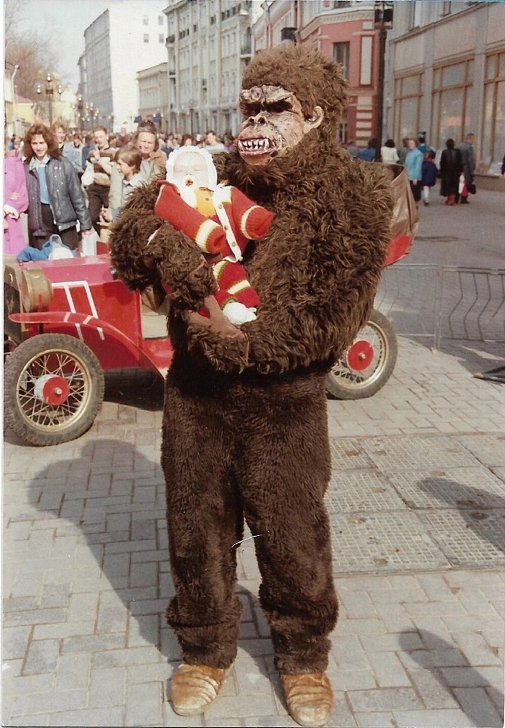 Фото с обезьяной на Арбате. Москва, 1990 год. (надеюсь ребёнок спит)