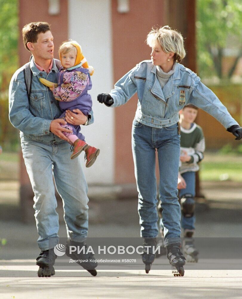 Молодая московская семья катается на роликах по улицам города, 1999 год.