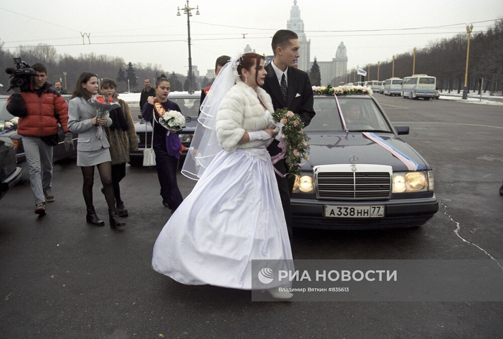 Новобрачные приехали на смотровую площадку на Воробьевых горах, Москва, 1999 год.
