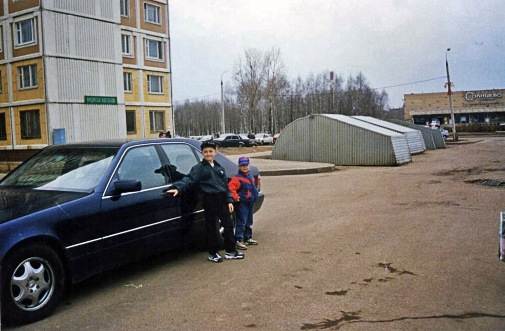 Дети возле шестисотого мерседеса в районе Солнцево. Москва, 1990-е годы.