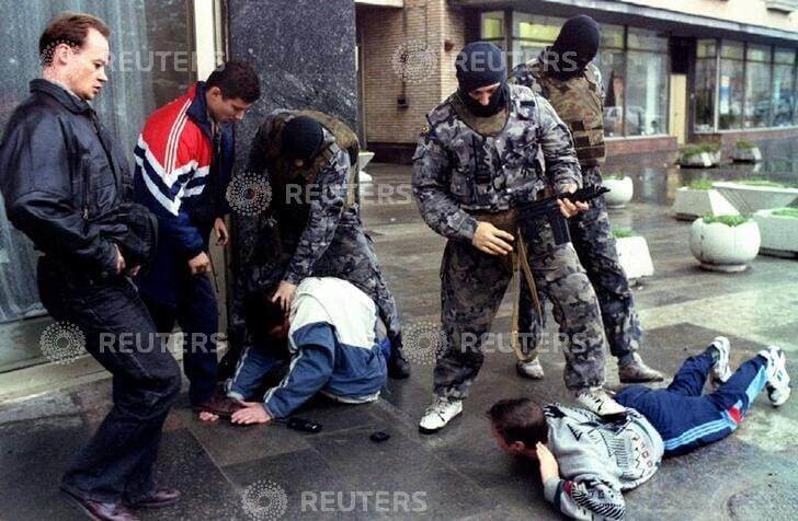 Сотрудники спецназа задержали рэкетиров возле гостиницы «Белград» после того, как они получили деньги от шантажируемого бизнесмена. 1994 год.