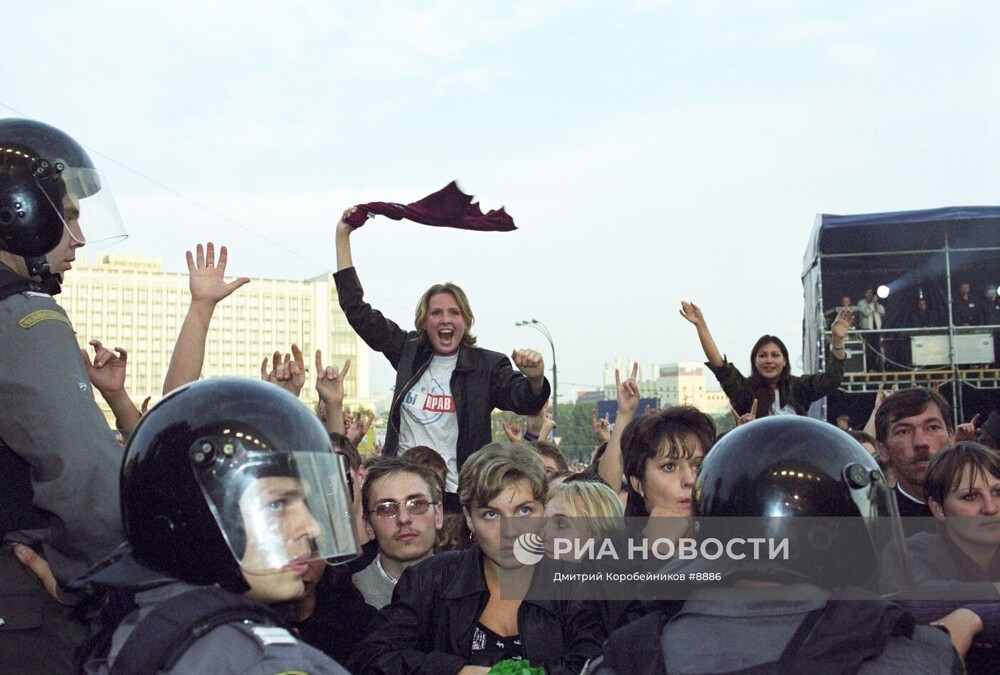 Участники акции избирательного блока "Союз правых сил" "Ты прав!". Москва, 1999 год.