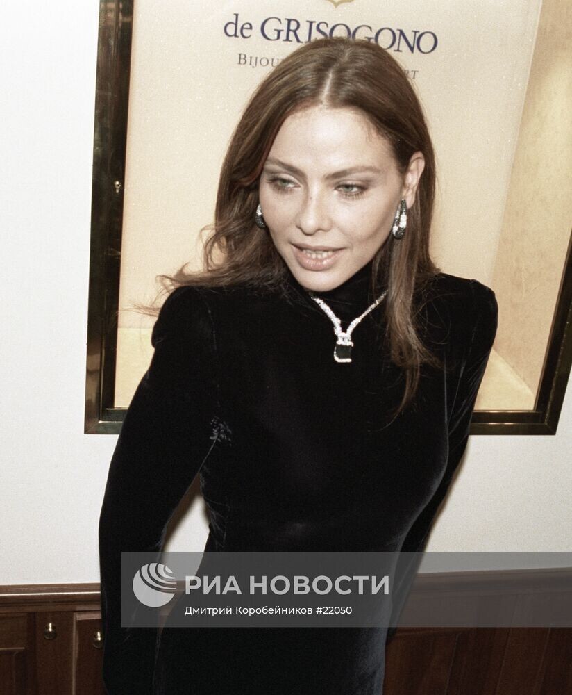 Орнелла Мути представляет в России ювелирные украшения из чёрных бриллиантов итальянской фирмы «Де Грисогоно». Москва, 9 декабря 1998 года.
