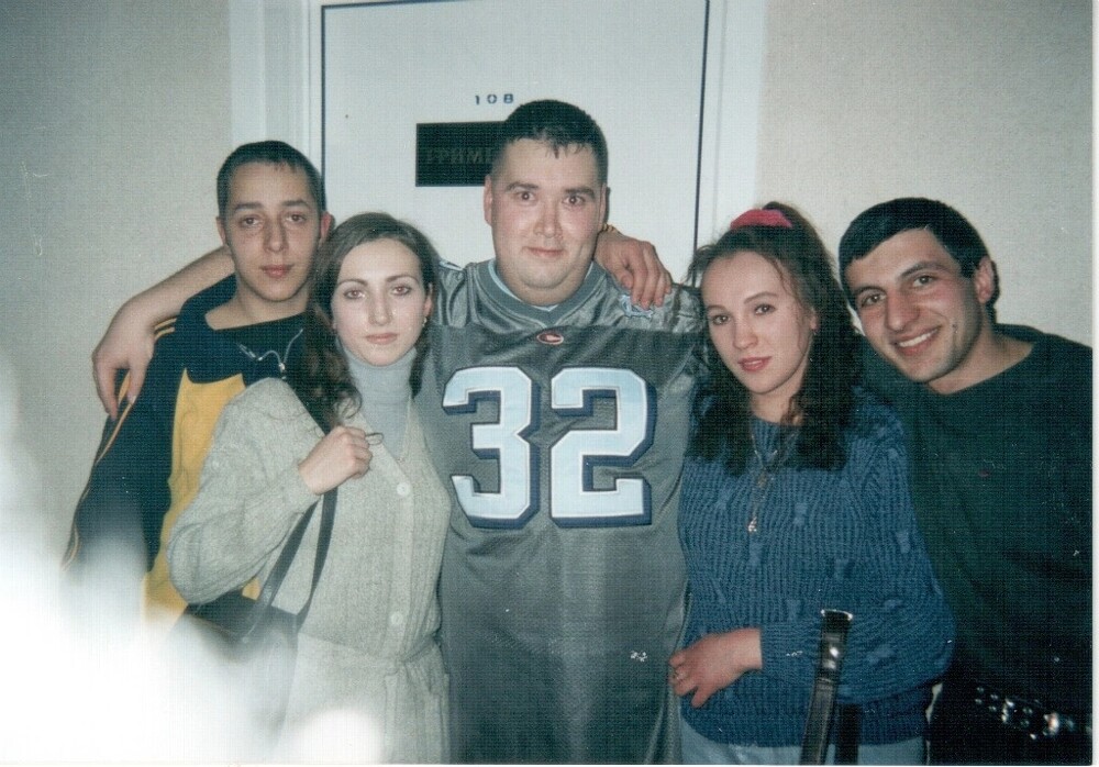 Самый яркий участник группы «Дискотека Авария» Олег Жуков с поклонниками, 1990-е годы.