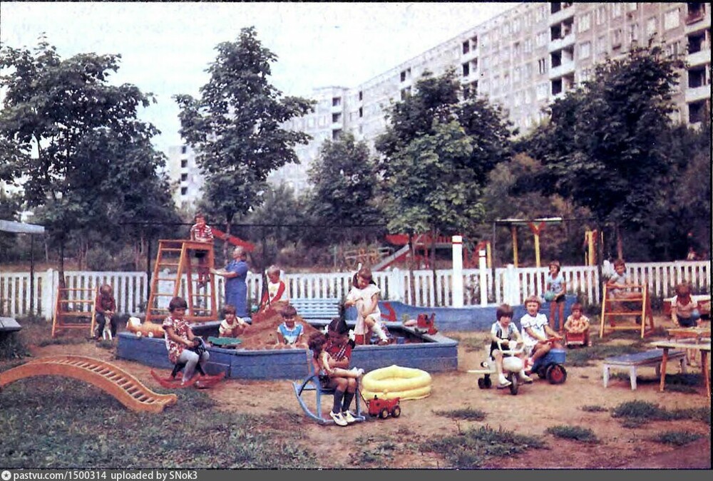 Игровая площадка детского сада во дворах на проспекте Вернадского.