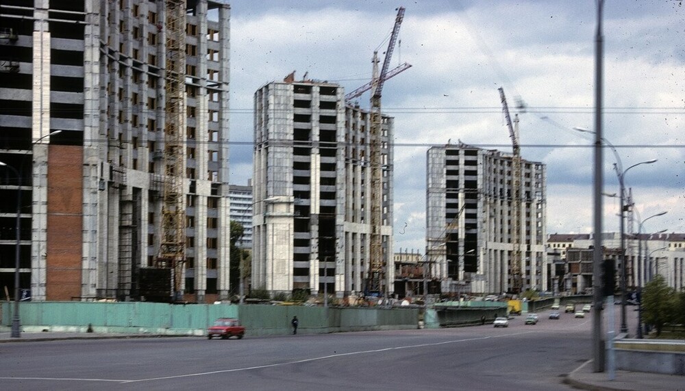 Идёт строительство комплекса зданий на улице Маши Порываевой.