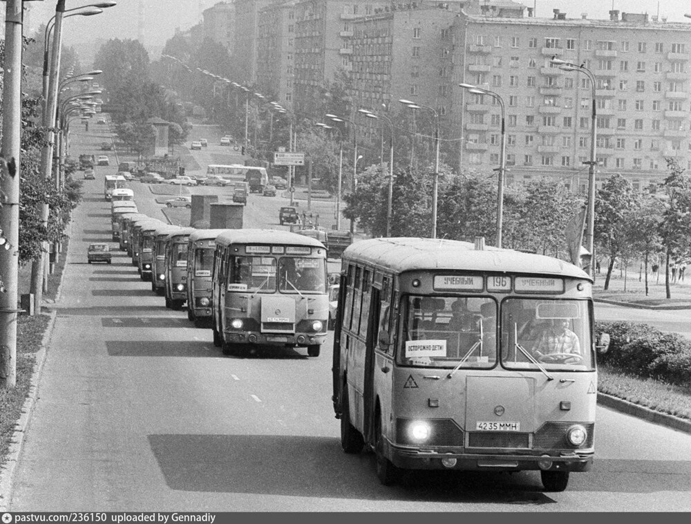 Автобусная колонна из 677 "Лиазов" везёт детей в пионерлагеря. Снимок сделан рядом с метро "Профсоюзная".