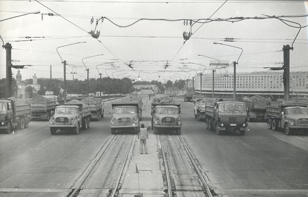 А вот так выглядели испытания отремонтированного моста.