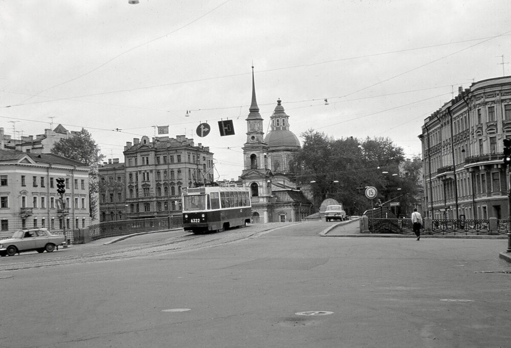 Вид на мост Белинского и Симеоновскую церковь.