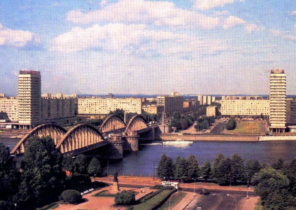 Вид на старый Володарский мост и Народную улицу с левого берега Невы.