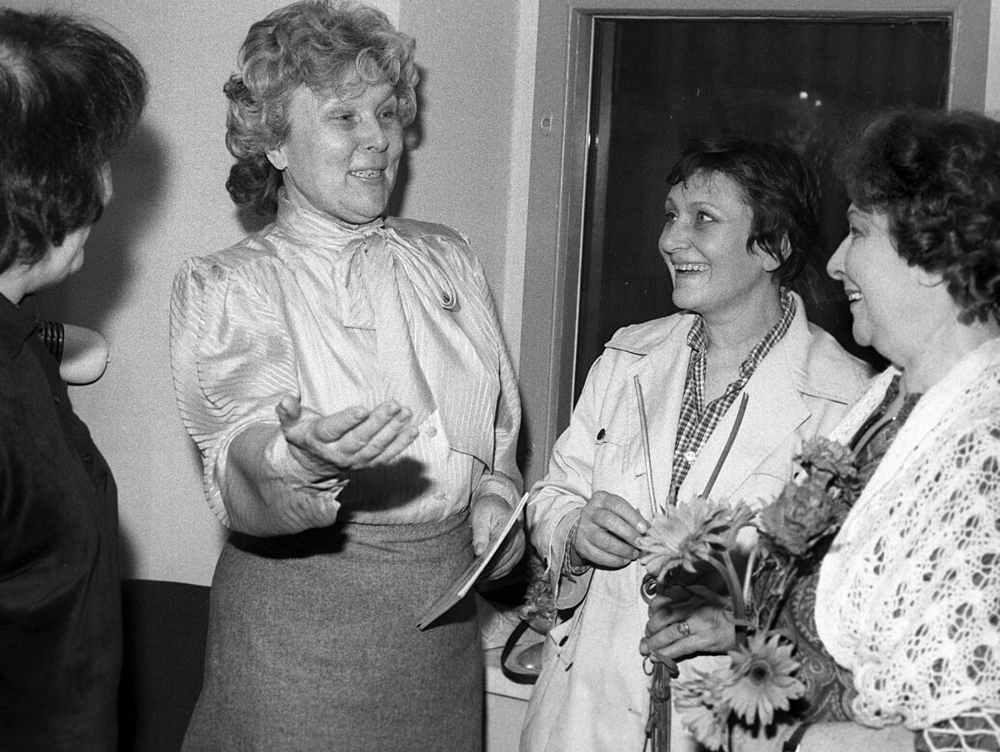 Вера Васильева вместе с актрисами МХАТа после спектакля, 1988 год