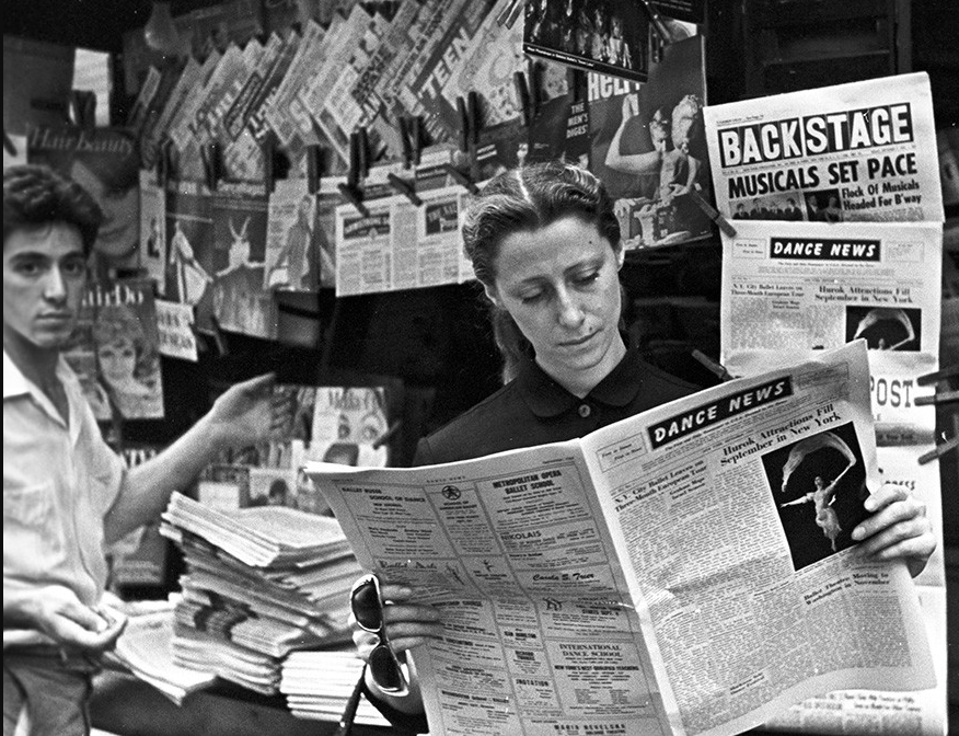 Майя Плисецкая знакомится с газетными рецензиями во время гастролей, 1962 год
