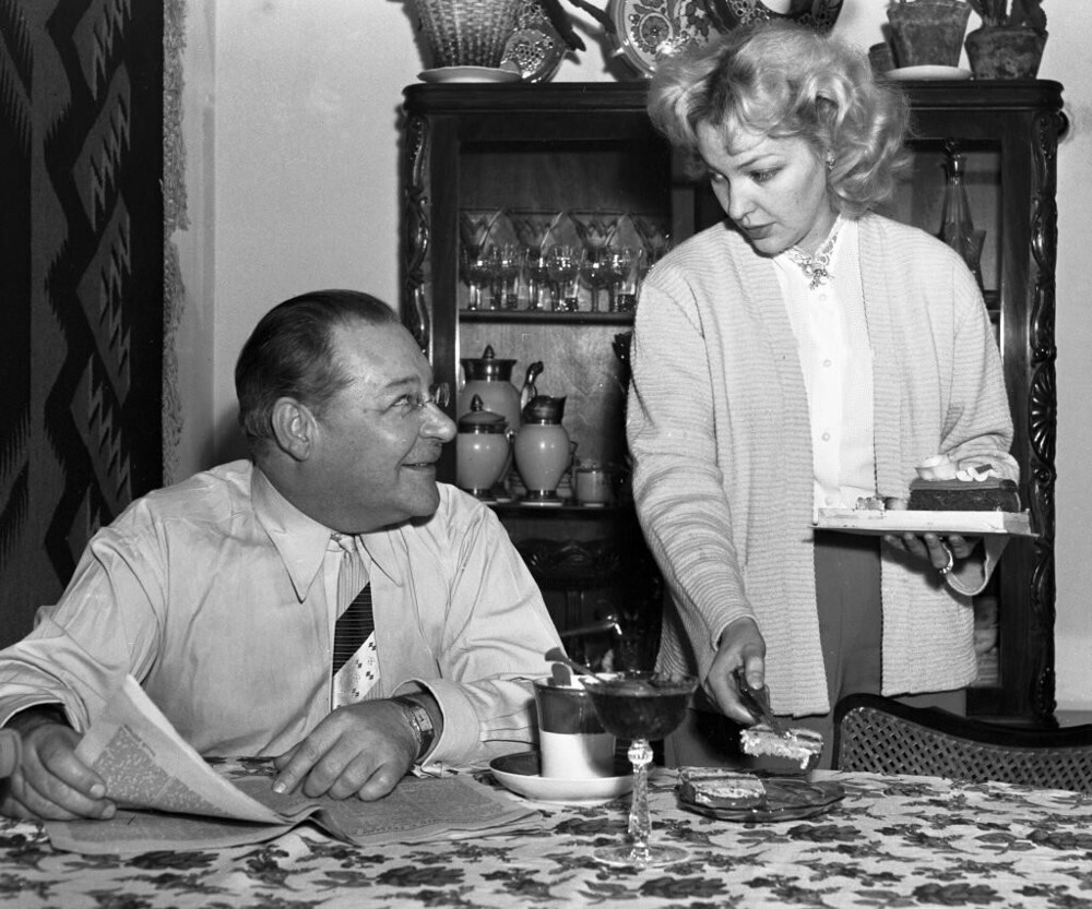 Ирина Скобцева вместе со своим отцом, 1956 год