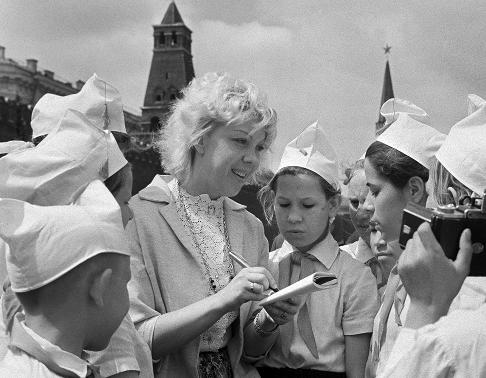 Тамара Носова на Красной площади среди пионеров, 1963 год