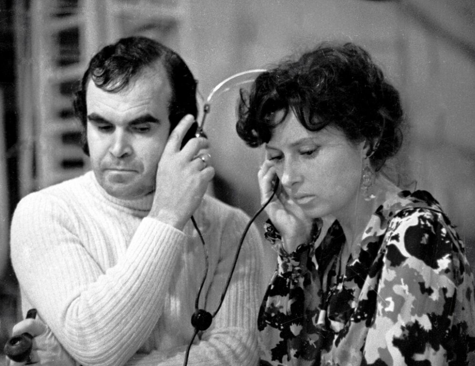 Режиссер Глеб Панфилов с ассистенткой прослушивают озвучивание фильма, 1977 год