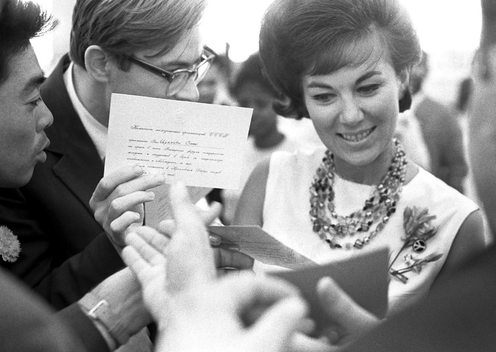 Эдита Пьеха во время раздачи автографов на II Всемирном форуме солидарности студентов и молодежи в Кремлевском Дворце съездов, 1964 год