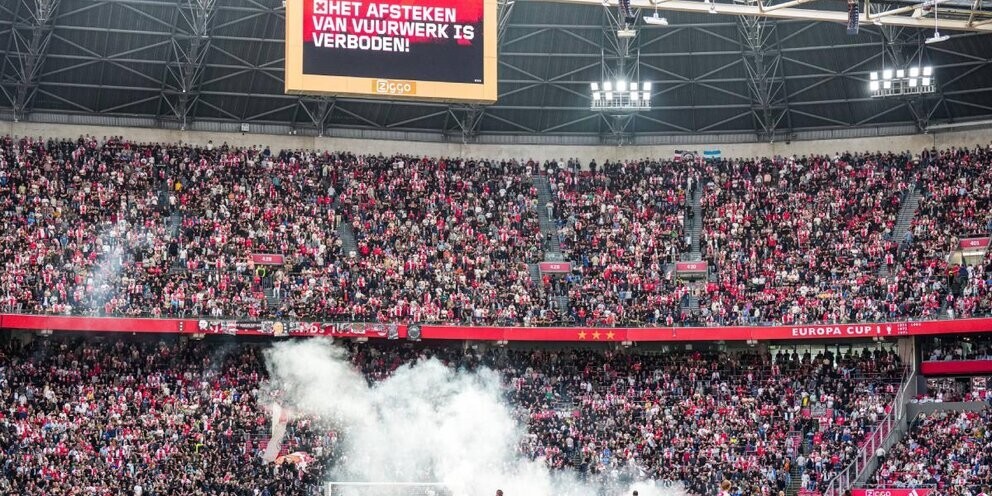 В Нидерландах разъяренные фанаты “Аякса” сначала забросали поле пиротехникой, а затем начали громить арену своего клуба
