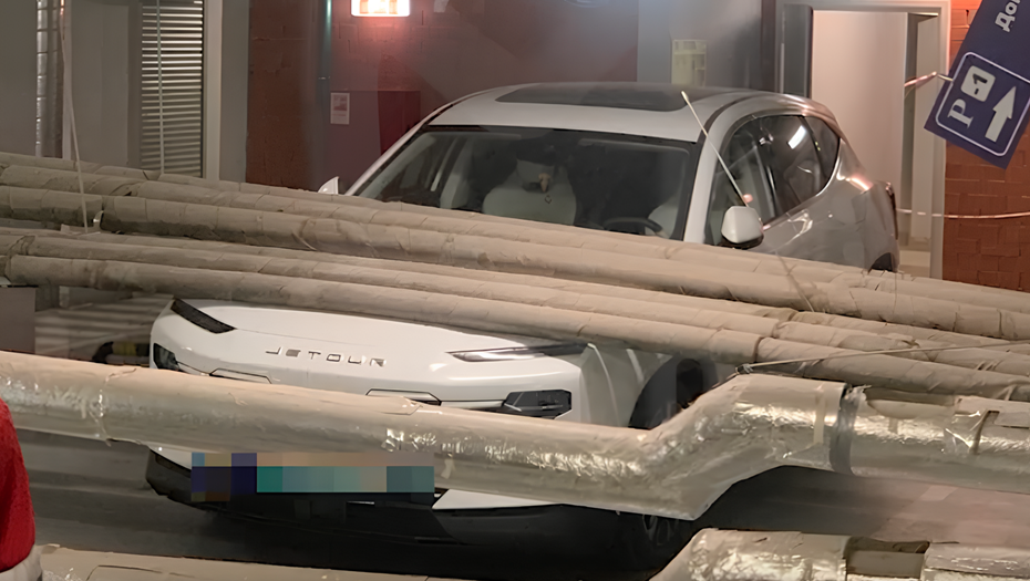В Москве на подземной парковке пострадали дорогие машины из-за обвалившихся коммуникаций