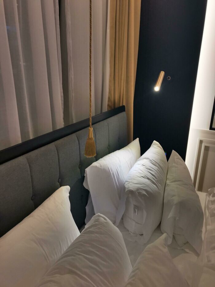 25. «В моем гостиничном номере есть шнур над кроватью, который включает и выключает весь свет в номере»