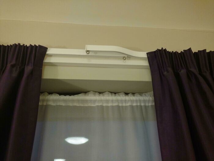 4. «В моем гостиничном номере шторы устроены так, что посередине нет этого раздражающего зазора, щелки, в которую пробивается свет»