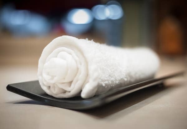 11. "В японских ресторанах влажное полотенце для рук дают перед любым приёмом пищи. Кроме того, в каждой уборной (даже общественных) есть биде, и нет бумажных полотенец. Многие носят полотенце для рук с собой - и поэтому туалеты очень чистые"