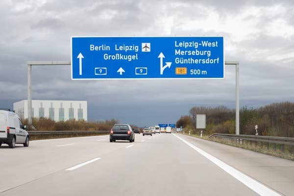 2. "На большинстве участков автобанов в Германии нет ограничений скорости. Но воспитанные водители всё равно обгоняют только по крайней левой, а после обгона аккуратно перестраиваются в правую. Насладился вождением в Германии!"