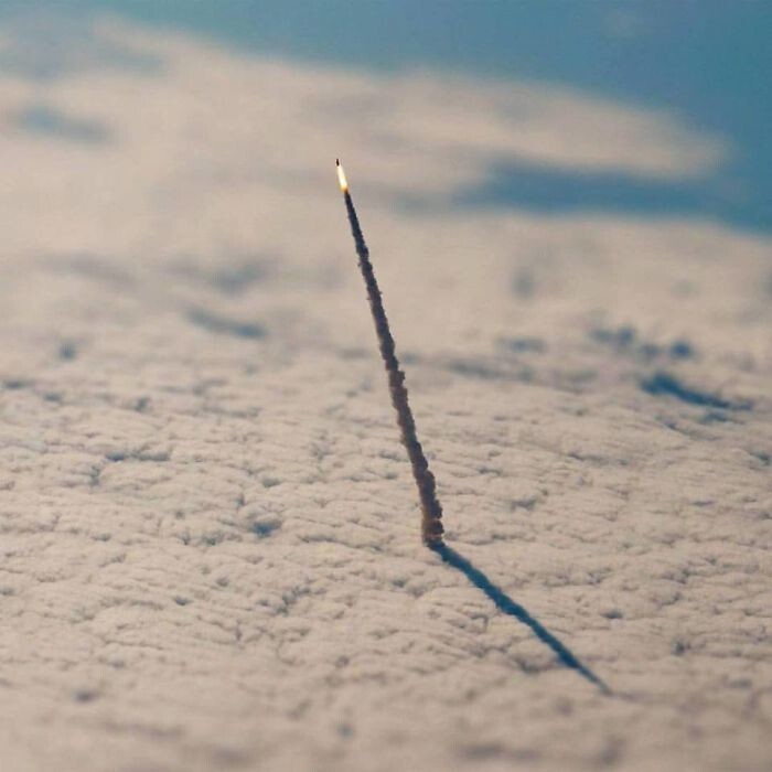 1. Фотография космического корабля, покидающего нашу атмосферу, сделанная НАСА