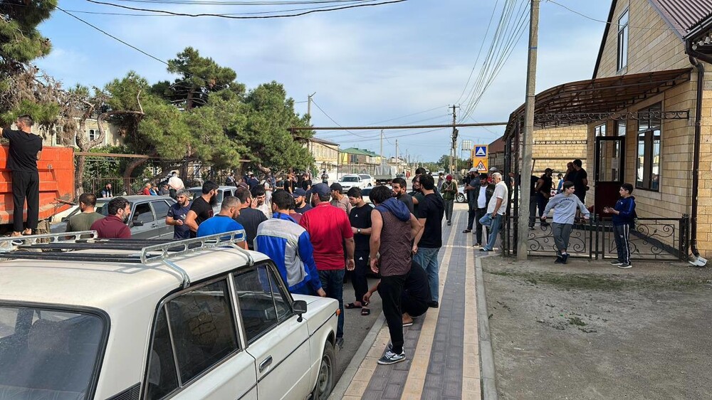 В Дагестане водители собрались на сход из-за принципиального гаишника, который постоянно их штрафовал